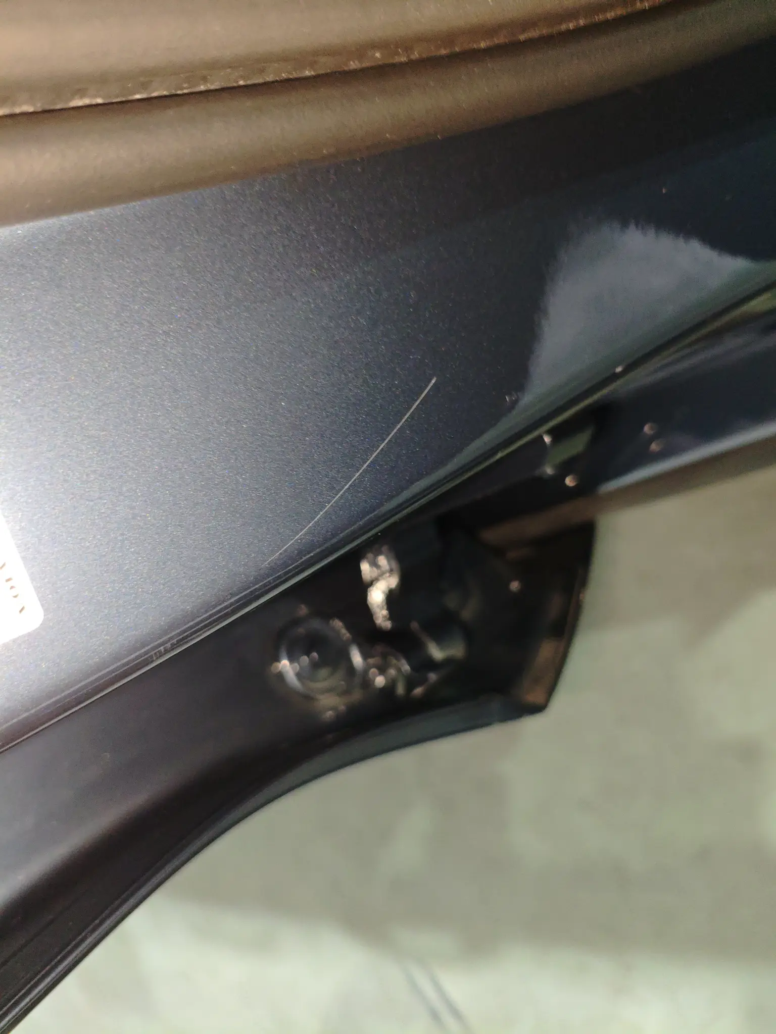 Стойка B справа, шов: царапины