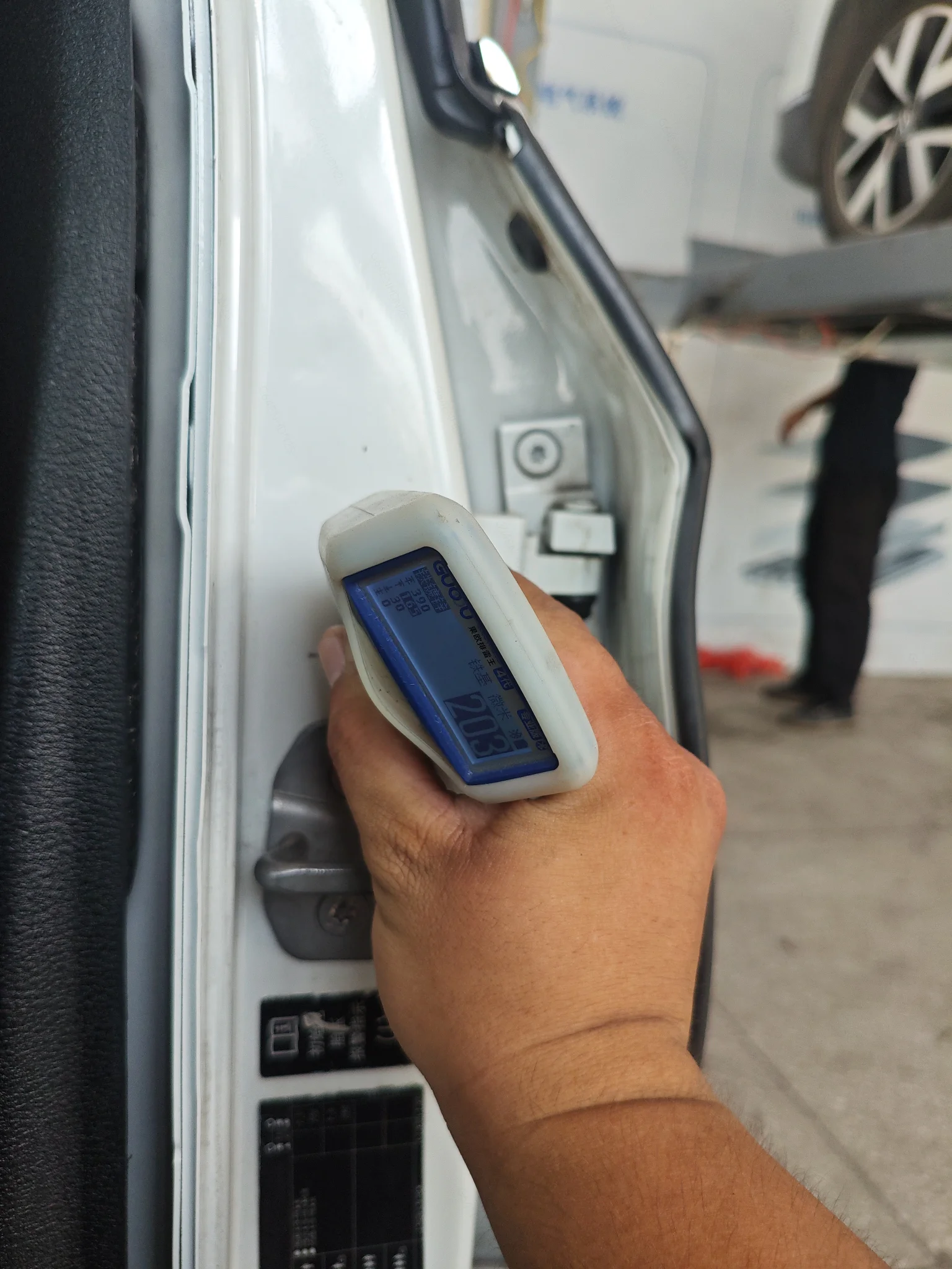 Стойка B слева, шов: царапины