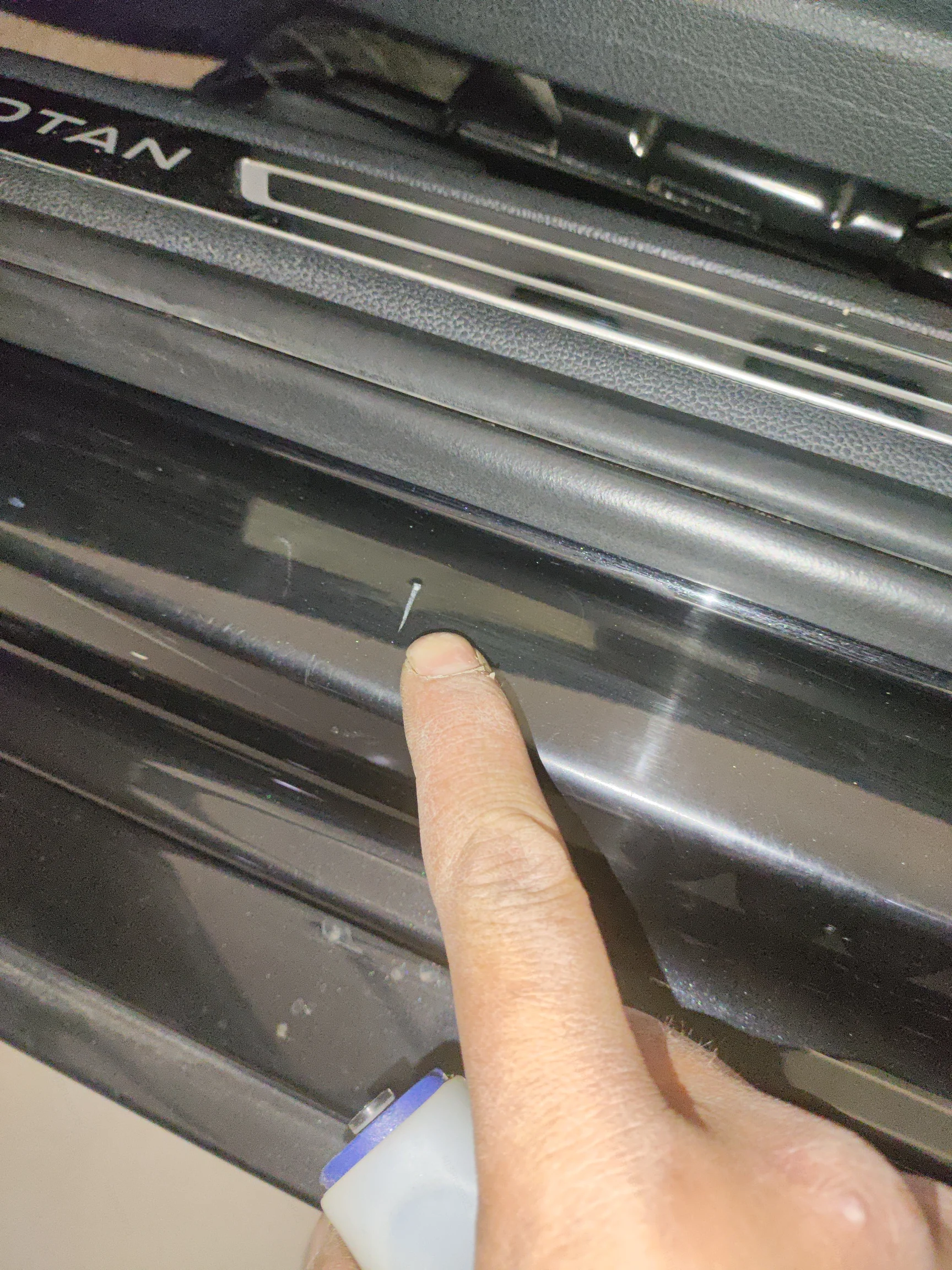 Левый порог: царапина