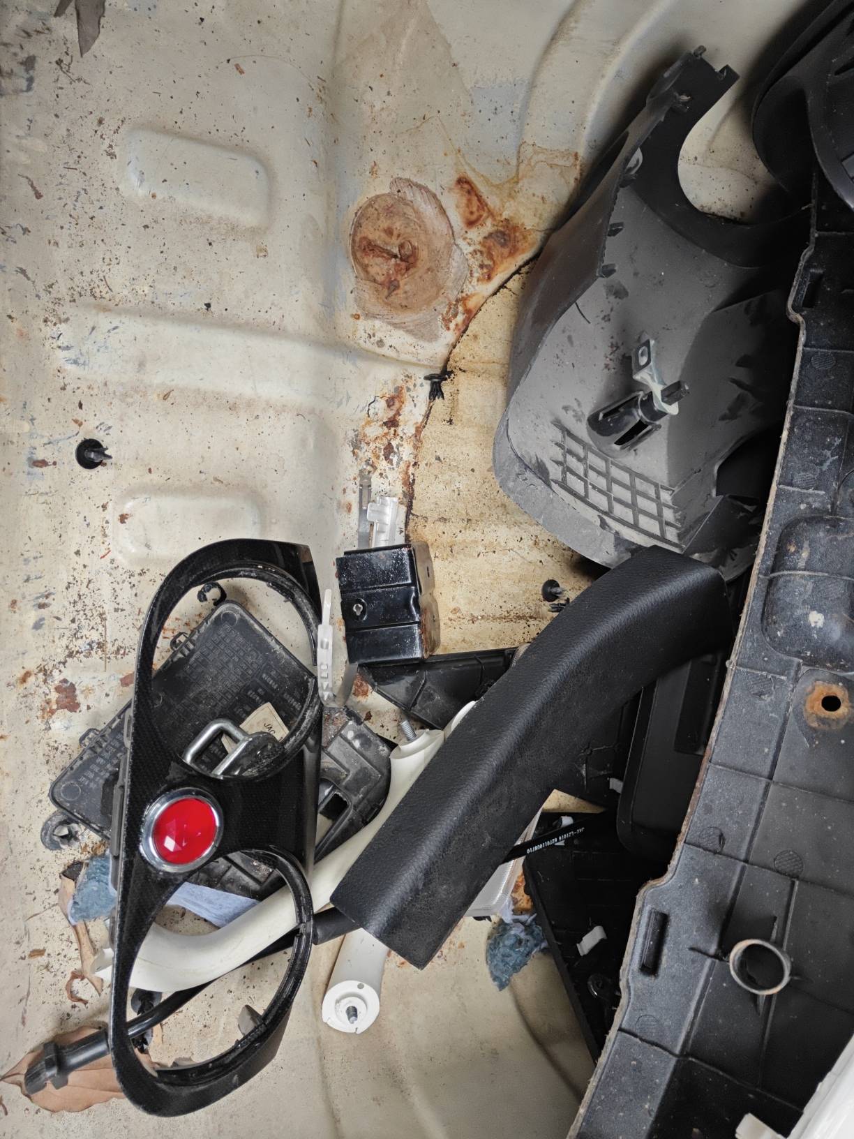 Spare tire well (trunk floor) Image