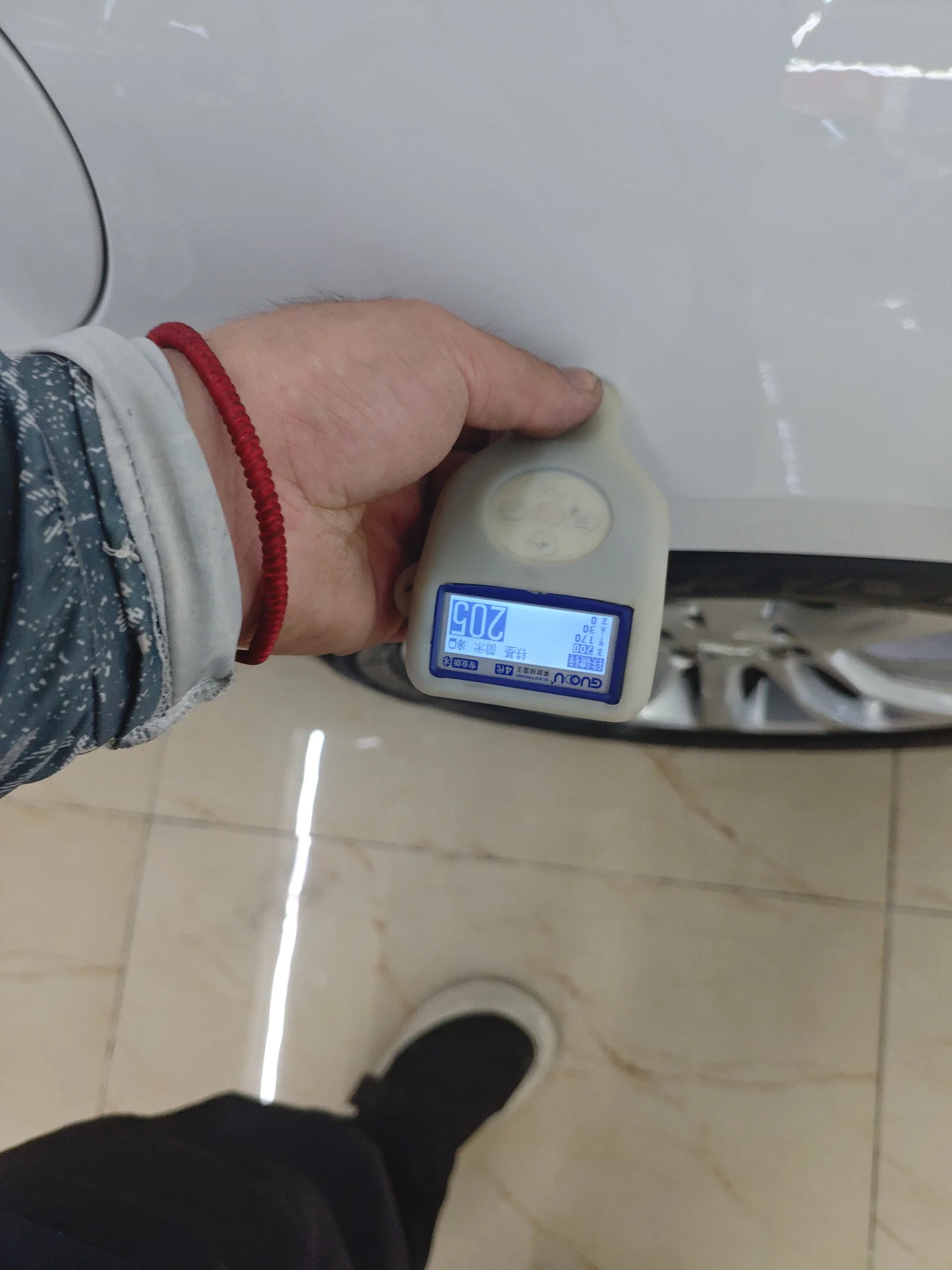 Заднее правое крыло: окрашен