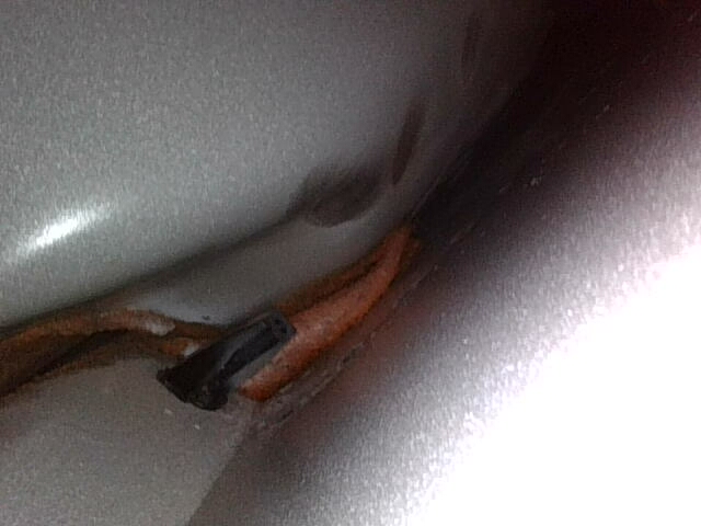 Заднее правое крыло: окрашен