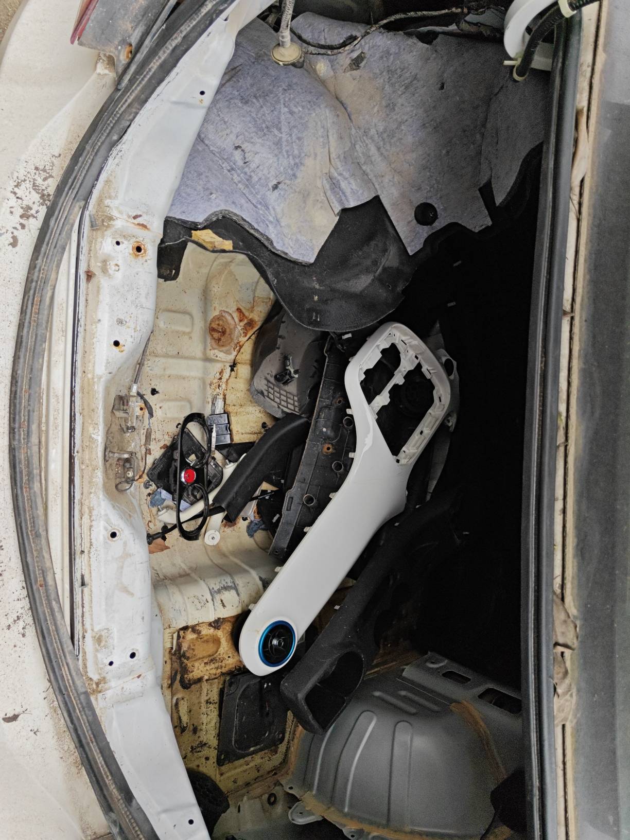 Spare tire well (trunk floor) Image