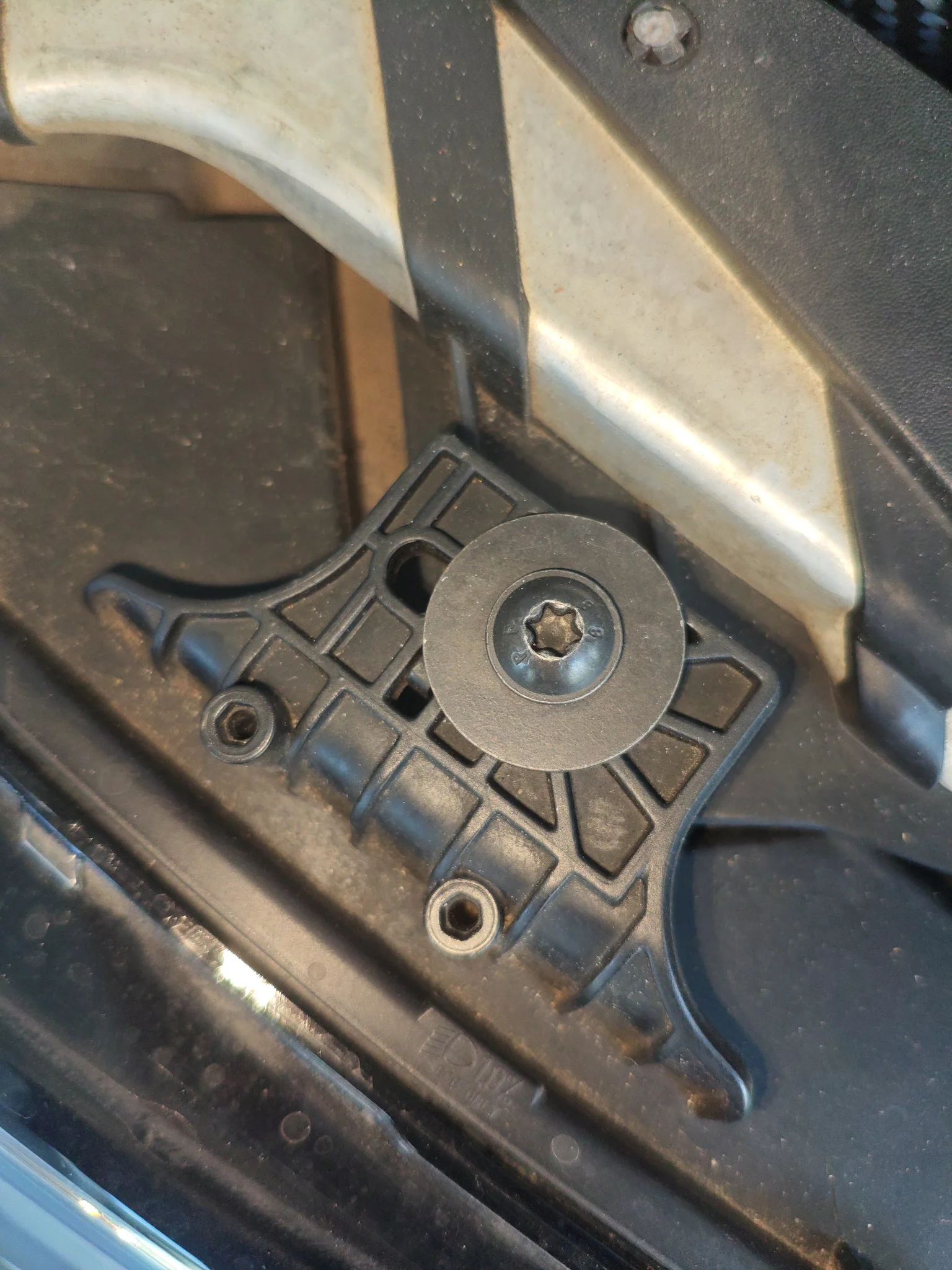 Фара правая: следы демонтажа