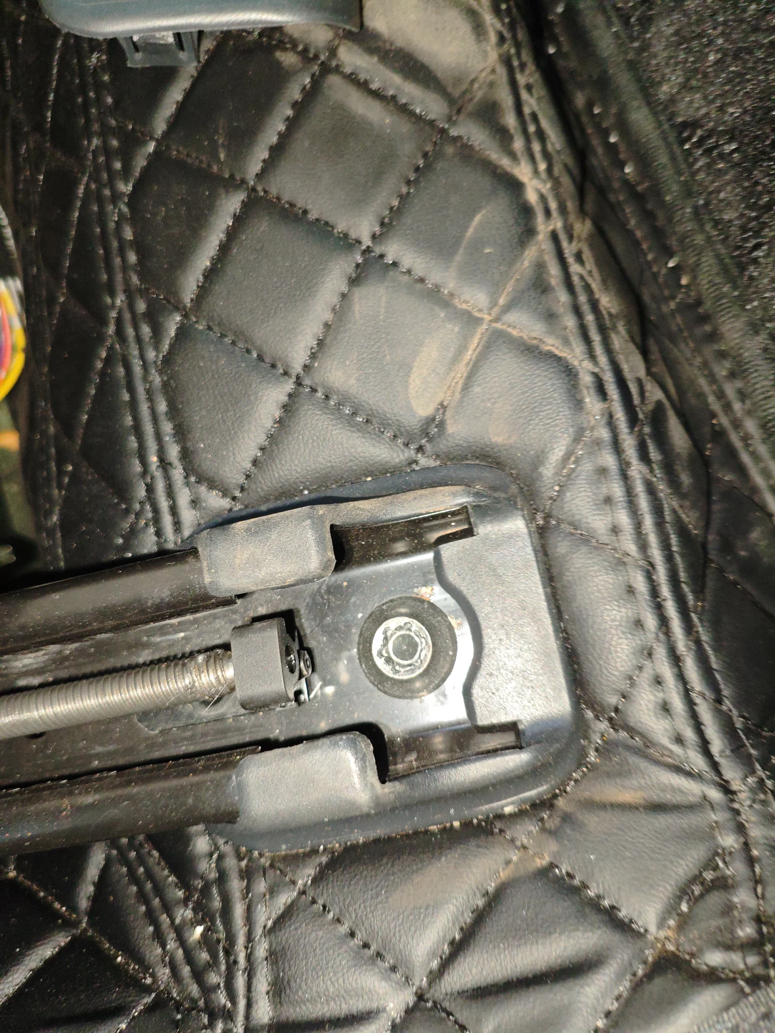 Салазки сиденья пассажира: следы демонтажа