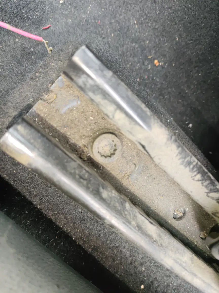 Салазки сиденья водителя: следы демонтажа