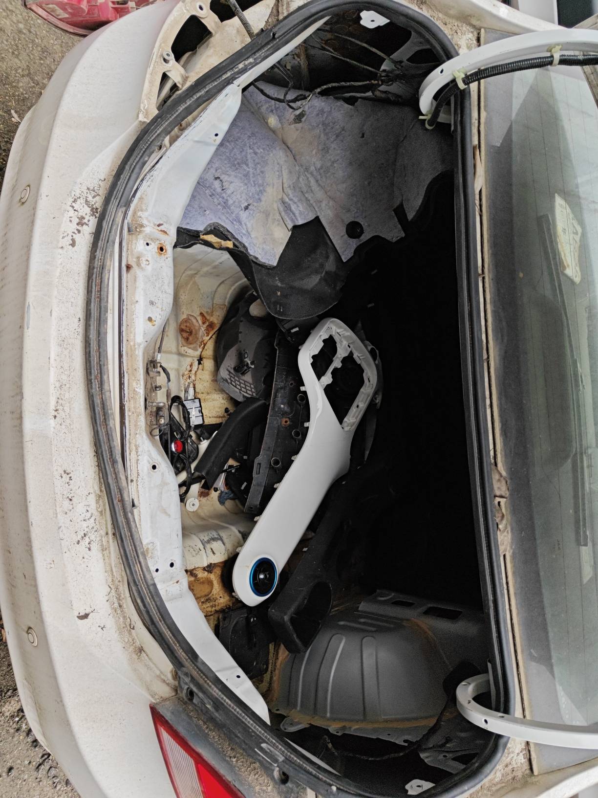 Luggage compartment floor wiring harness and fuse box Image