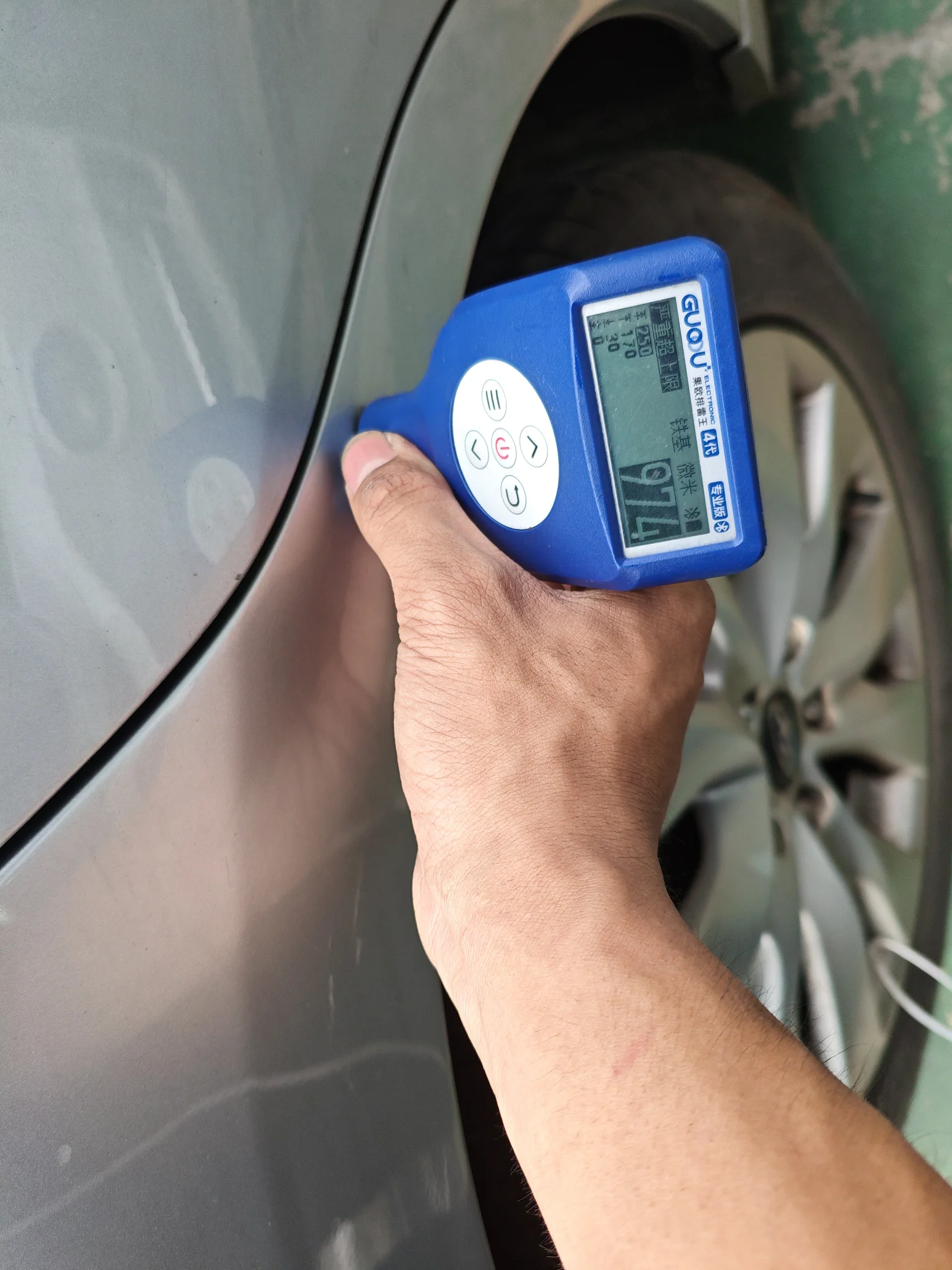 Заднее правое крыло: окрашен