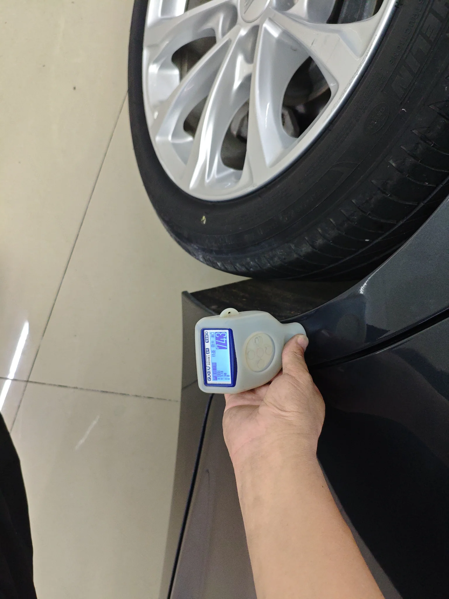 Заднее правое крыло: окрашен