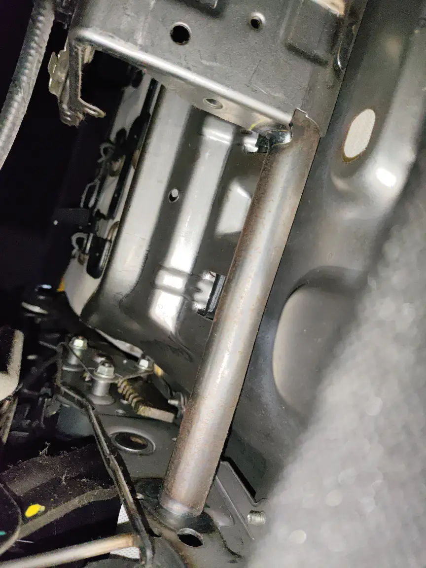 Салазки сиденья водителя: 锈蚀
