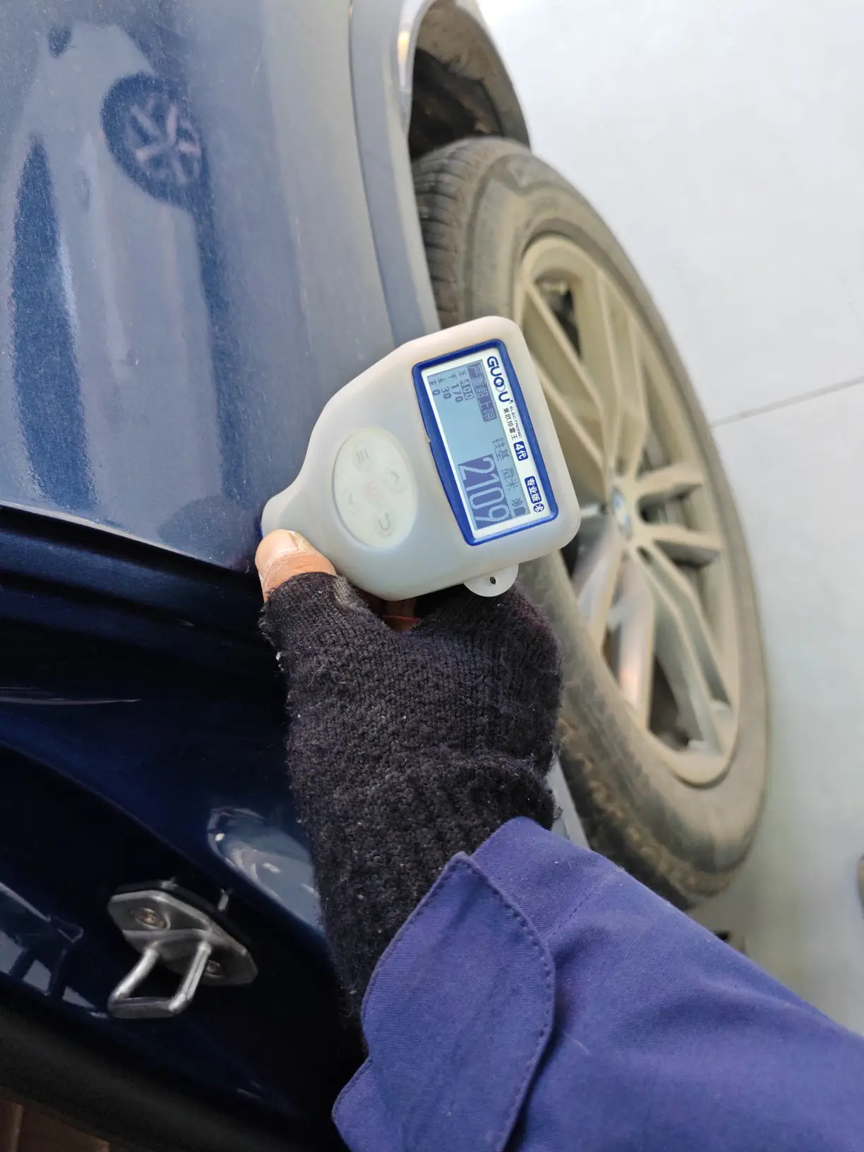 Заднее левое крыло: окрашен