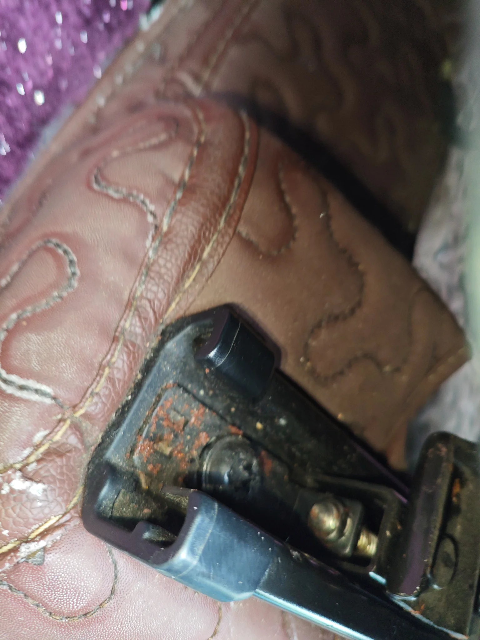 Салазки сиденья водителя: следы демонтажа