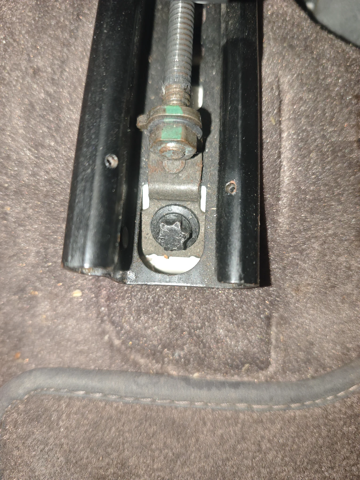 Салазки сиденья пассажира: следы демонтажа