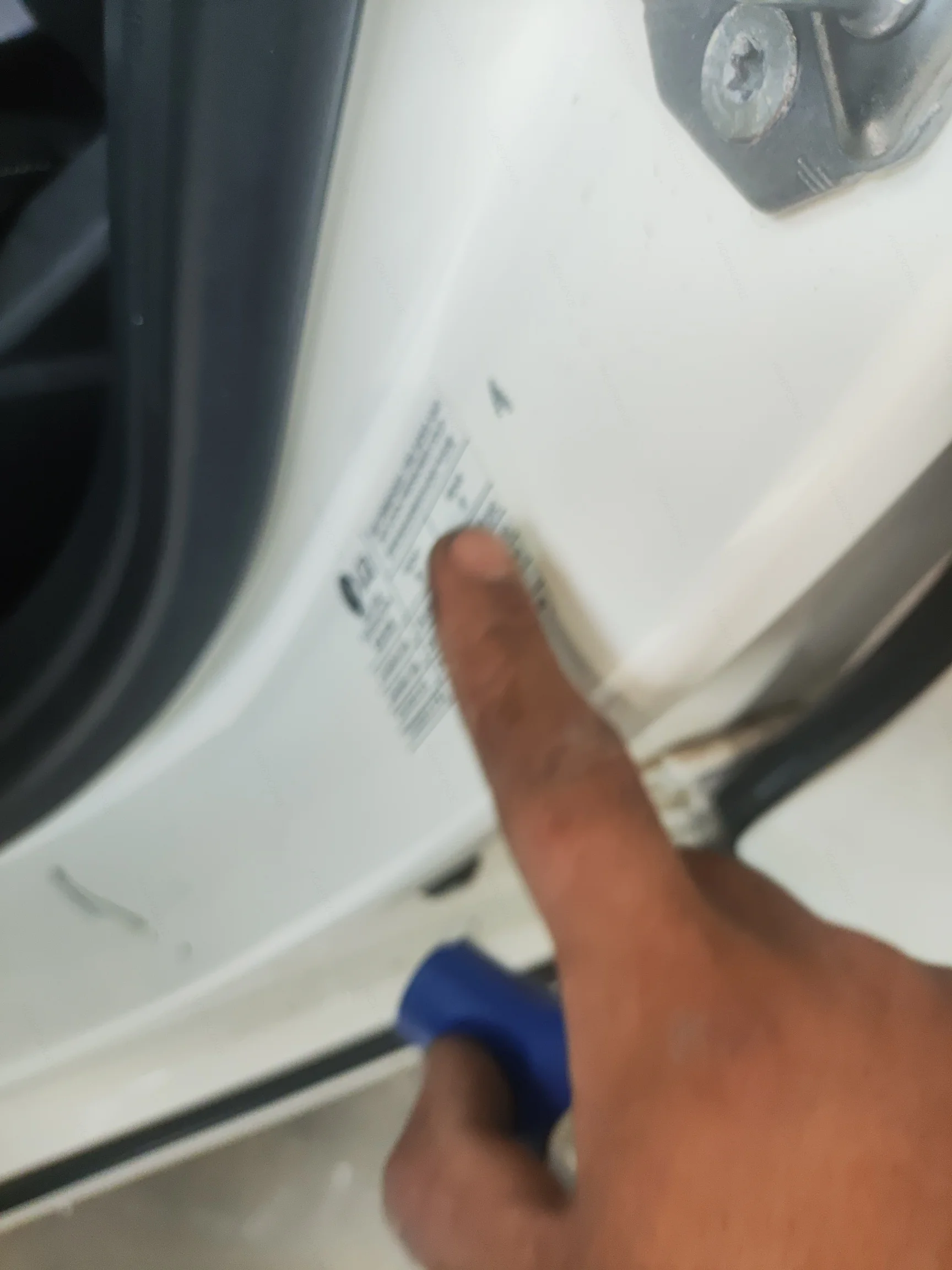 Стойка B слева, шов: царапины