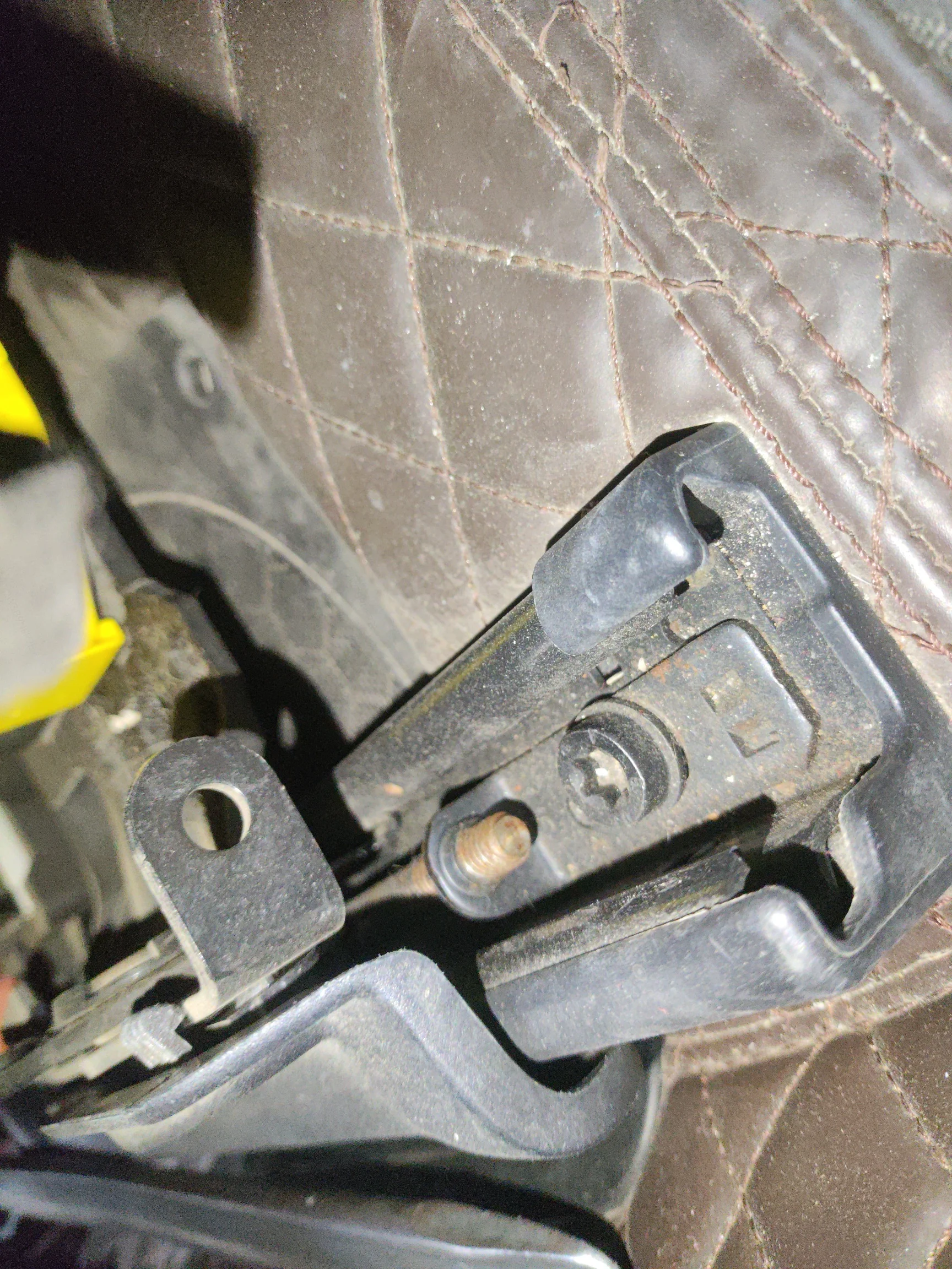 Салазки сиденья пассажира: следы демонтажа