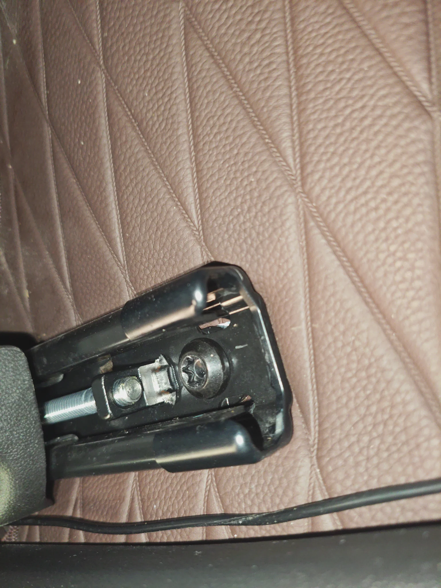 Салазки сиденья пассажира: следы демонтажа