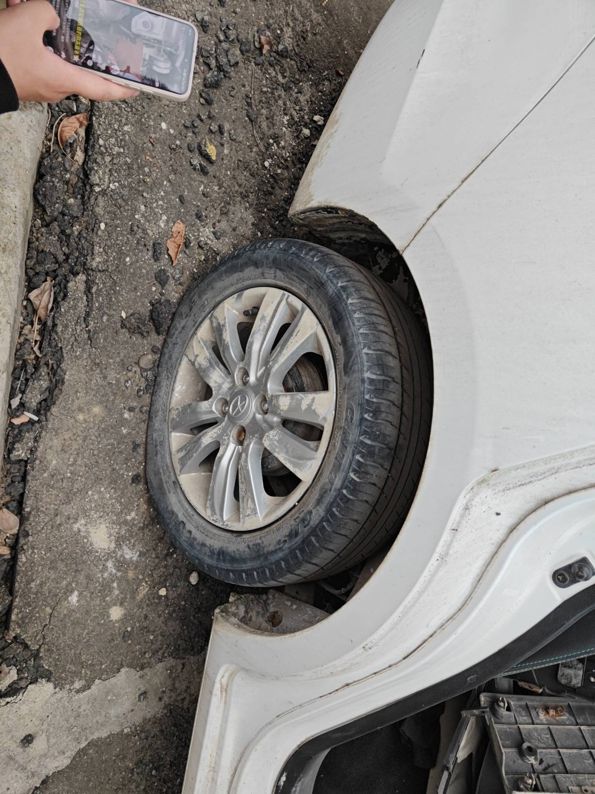 Right rear tire Image