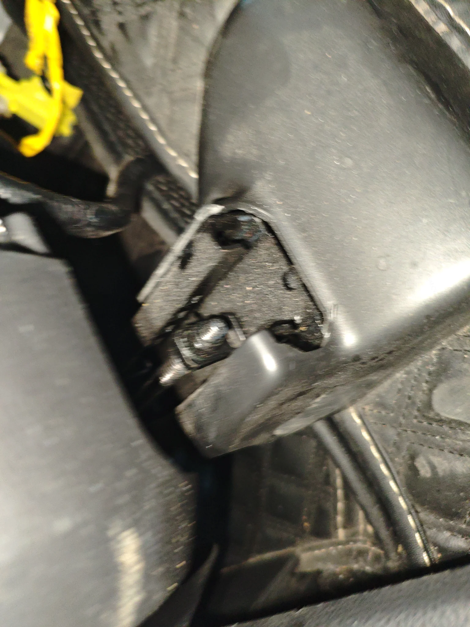 Салазки сиденья пассажира: следы демонтажа