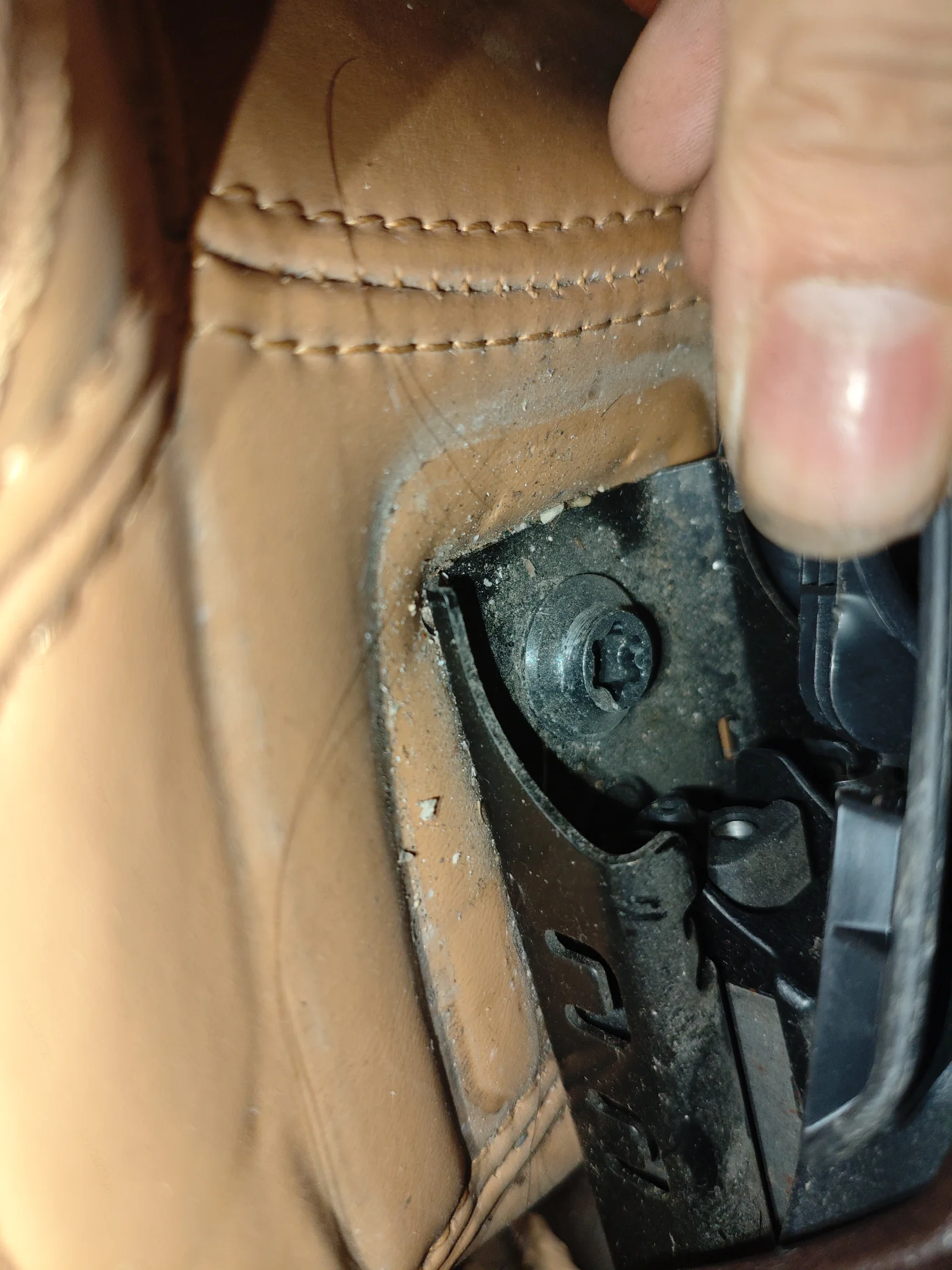 Салазки сиденья водителя: следы демонтажа