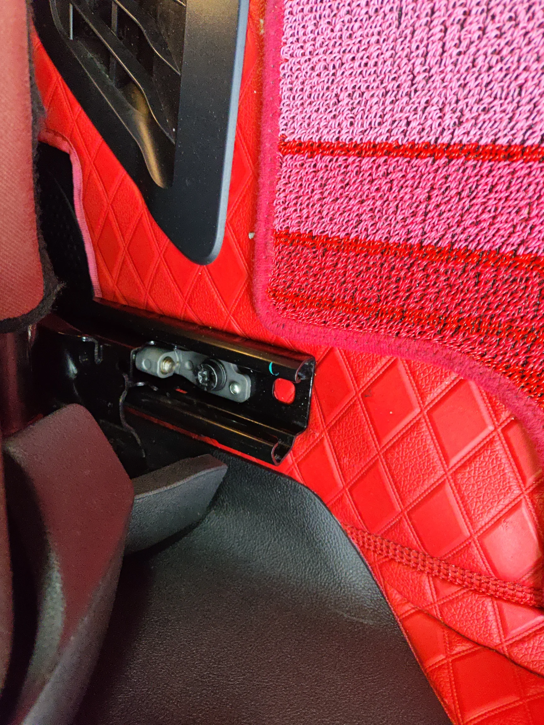 Салазки сиденья водителя: следы демонтажа