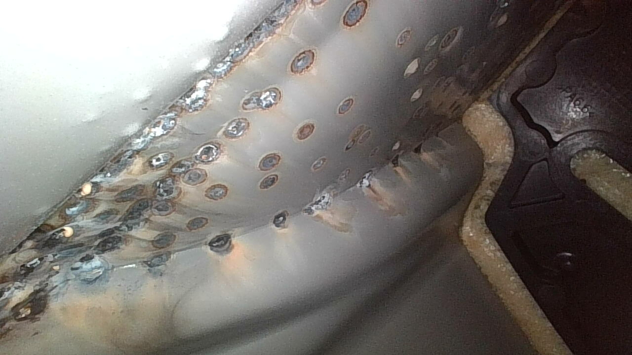 Заднее левое крыло: окрашен