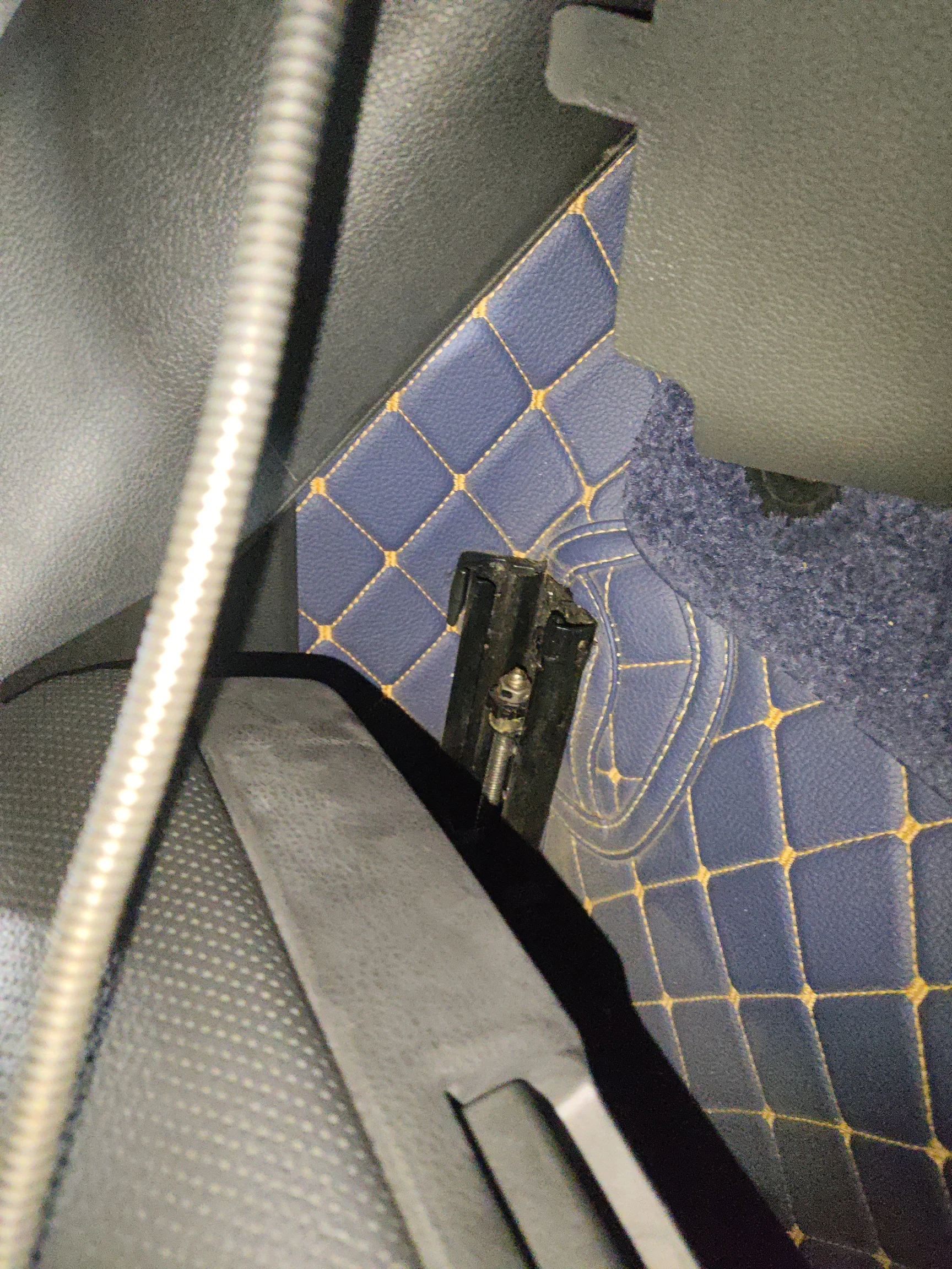 Салазки сиденья пассажира: следы демонтажа