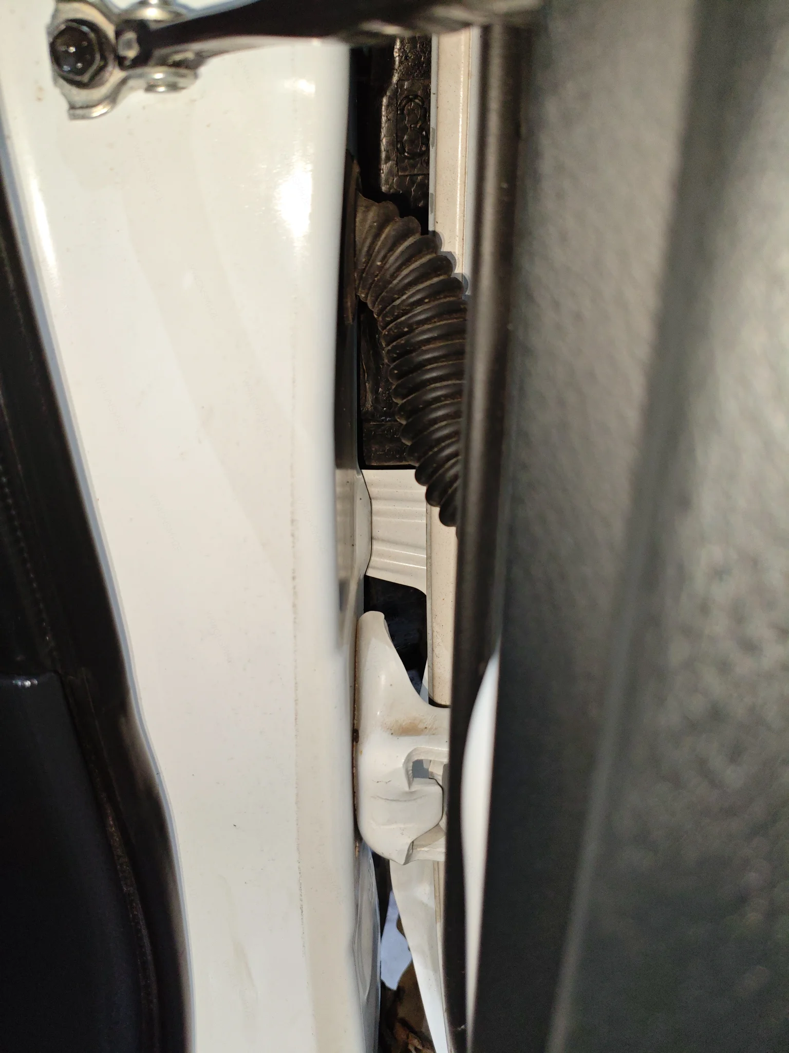 Стойка A справа, шов: деформация