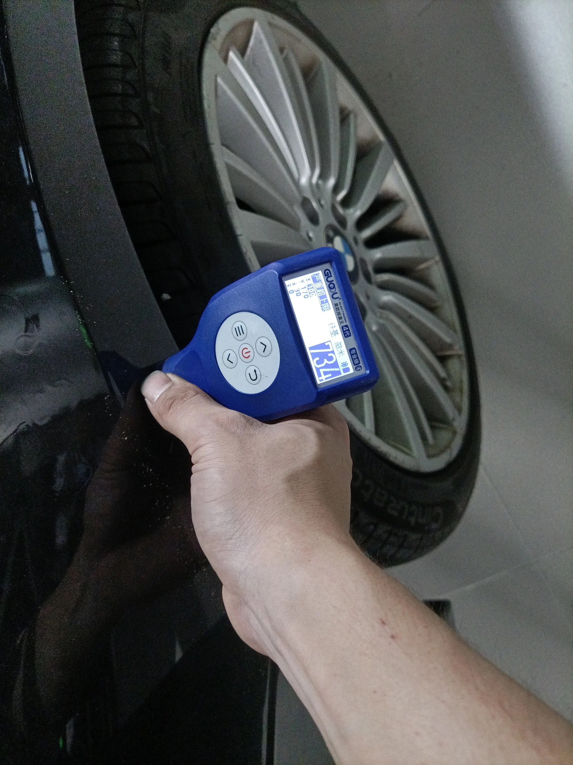 Заднее правое крыло: окрашен