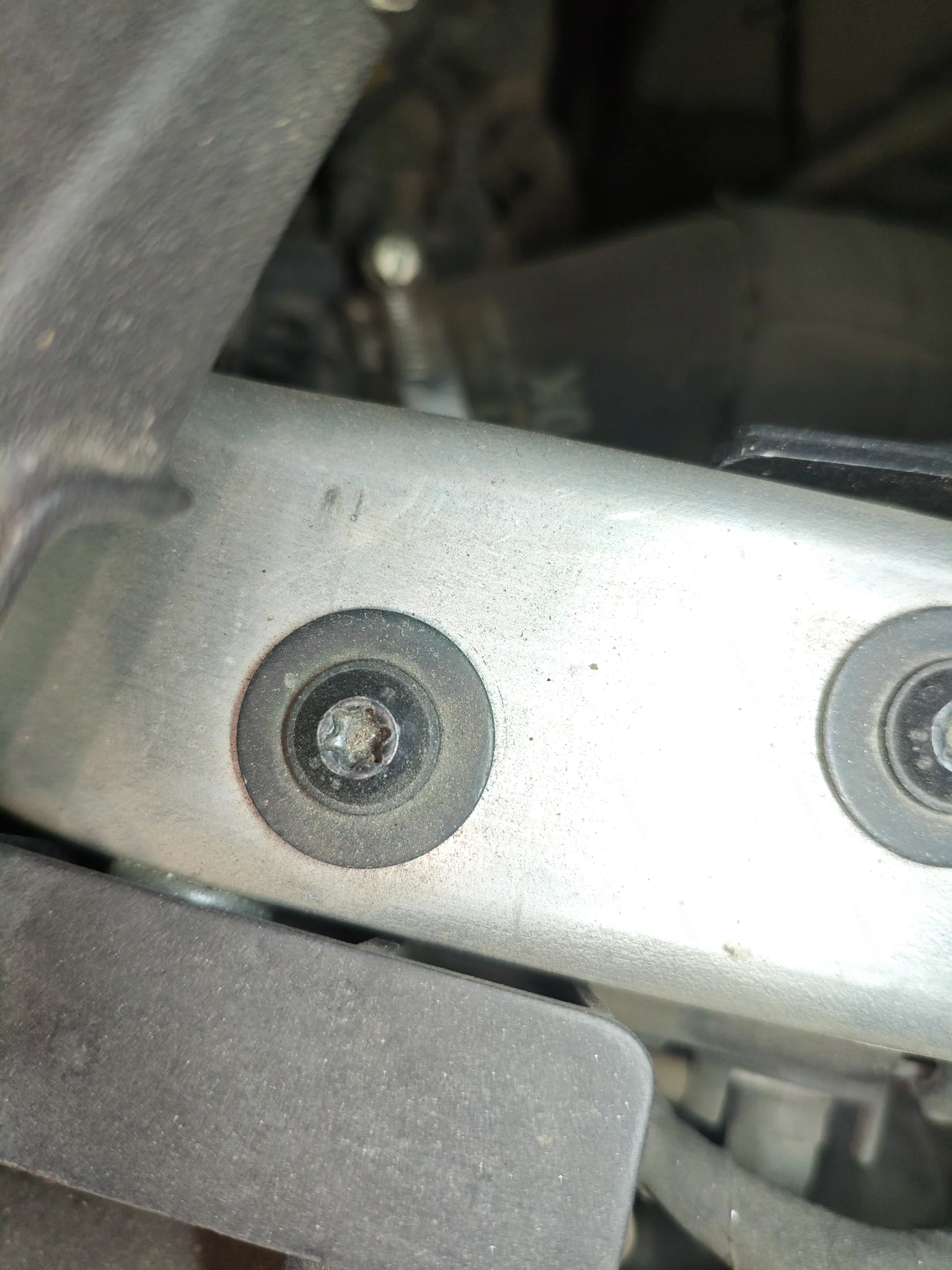 Рамка радиатора: следы демонтажа