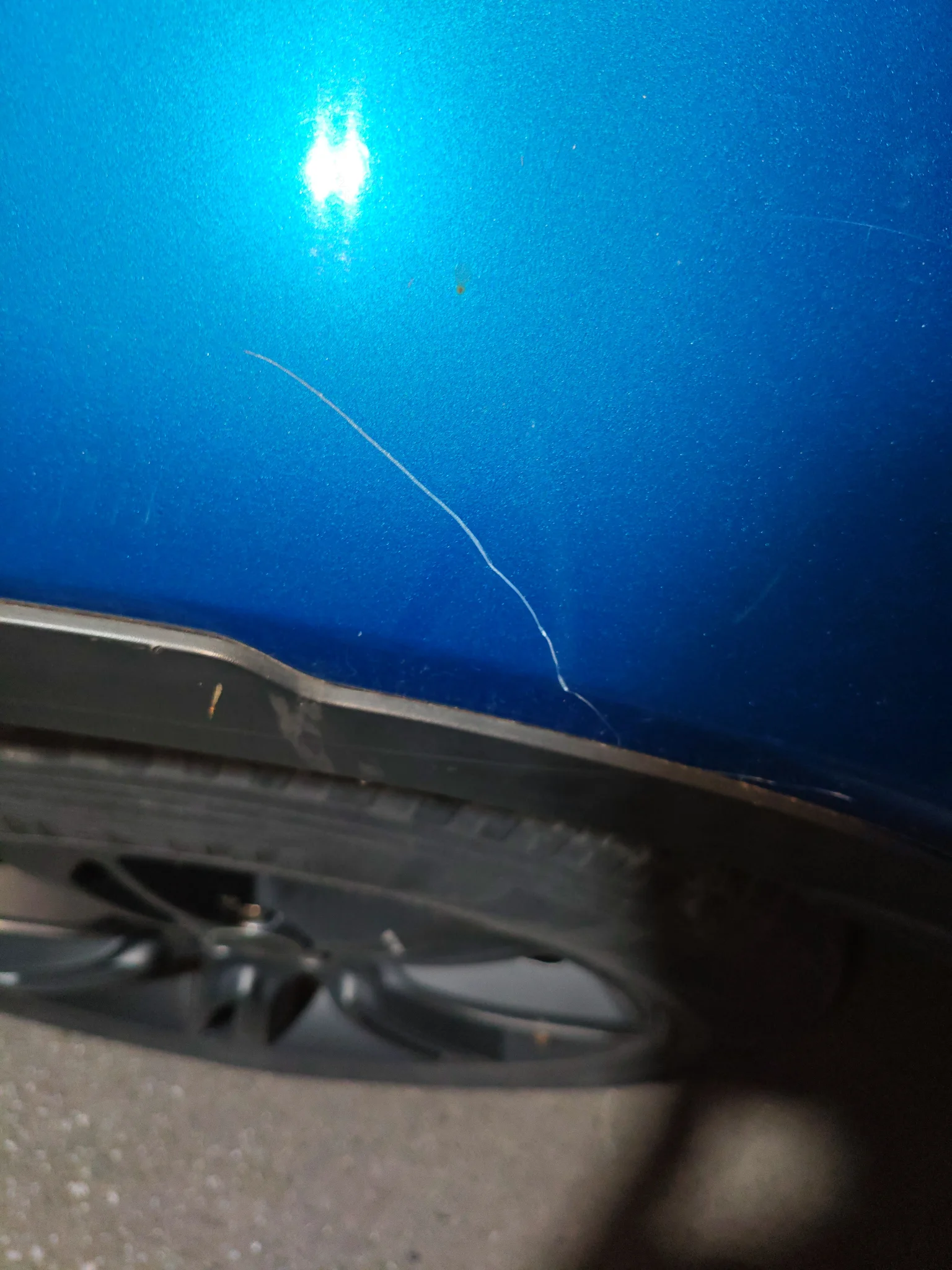 Заднее левое крыло: царапина