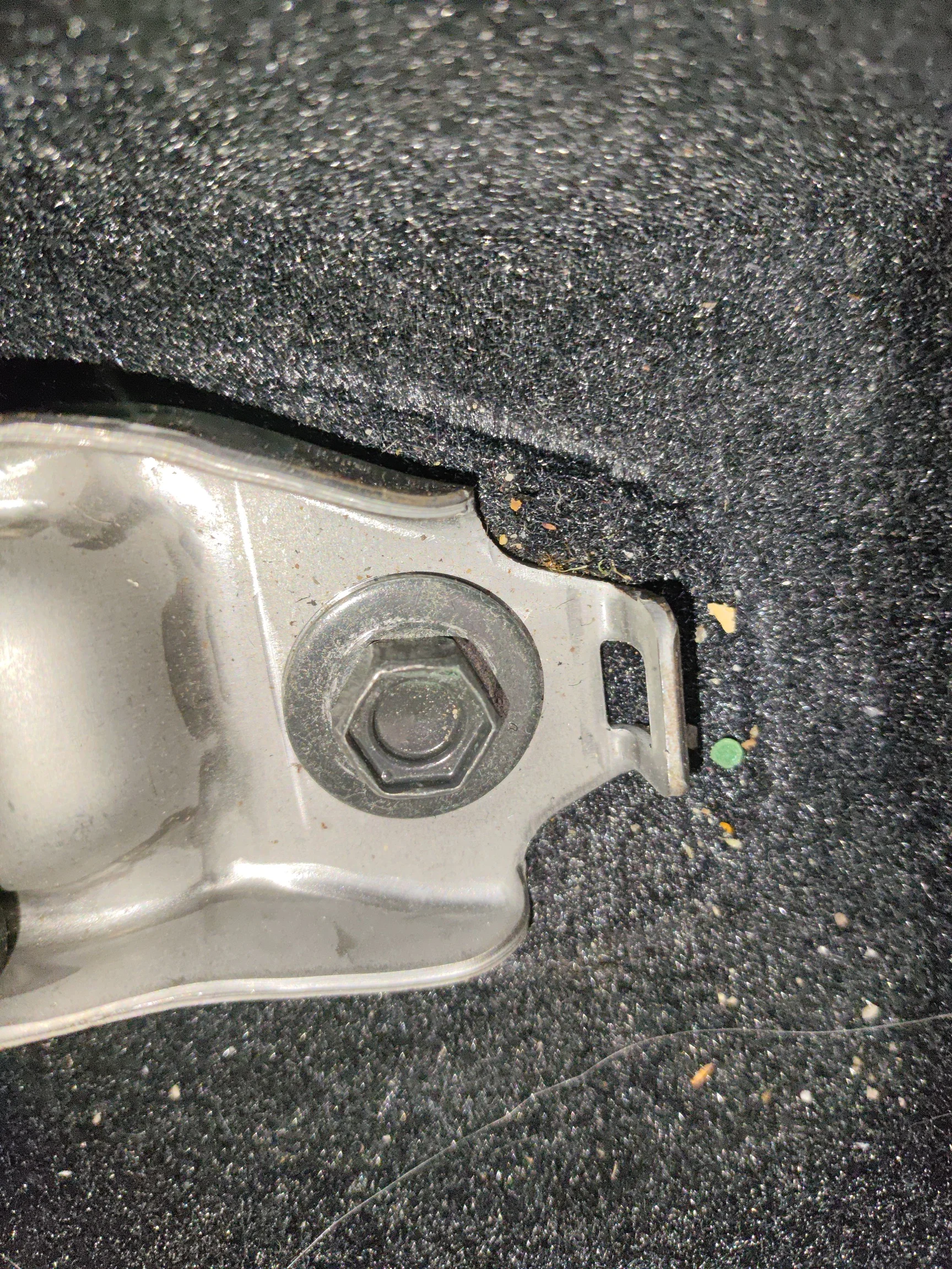 Салазки сиденья пассажира: следы демонтажа