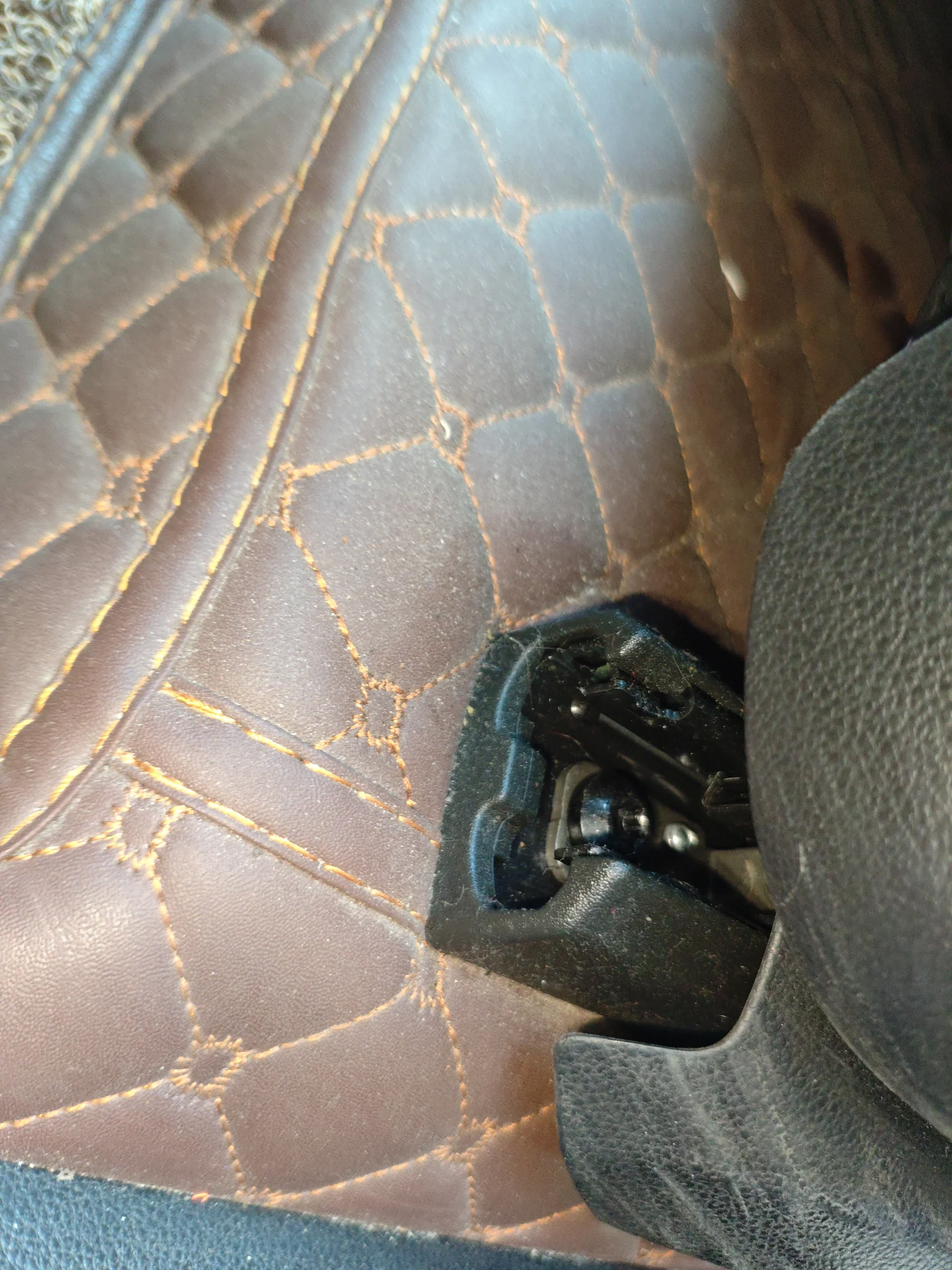 Салазки сиденья водителя: следы демонтажа