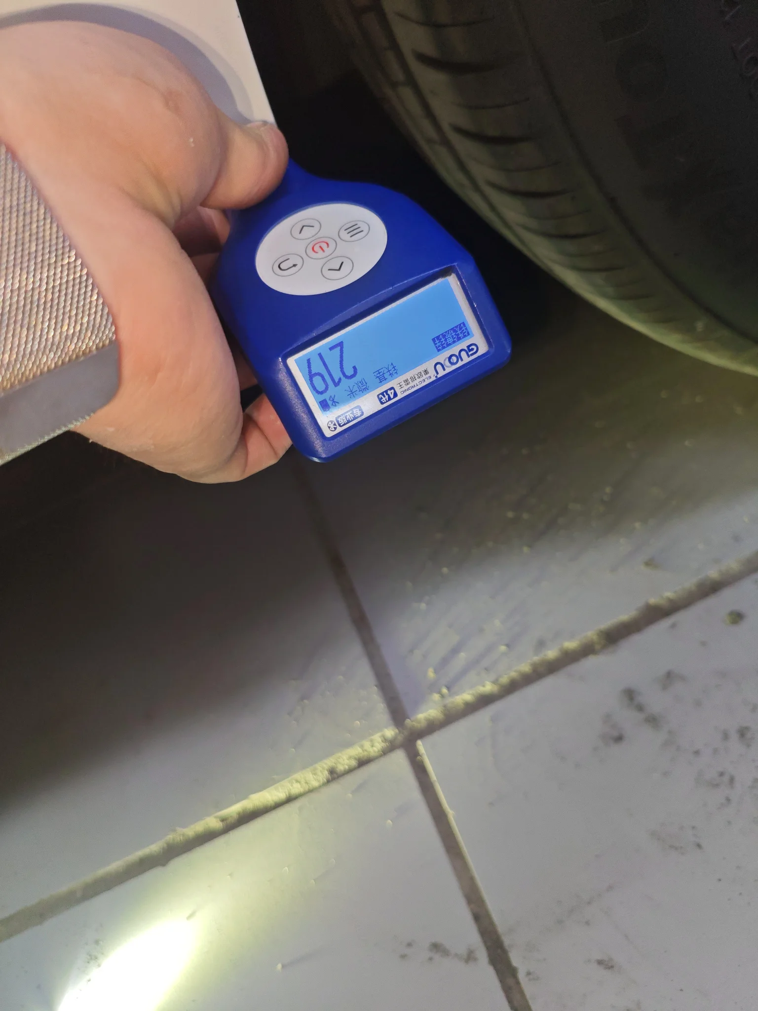 Левый порог: окрашен