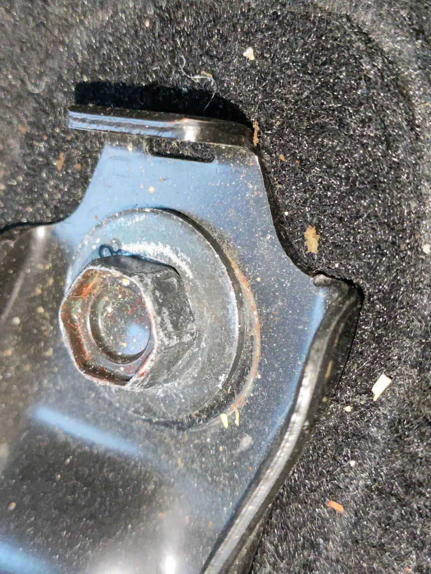 Салазки сиденья пассажира: следы демонтажа