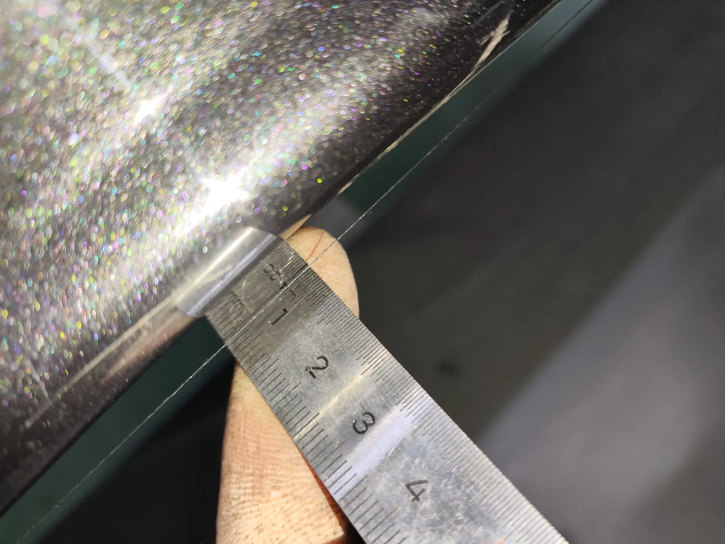 Правый порог: царапина