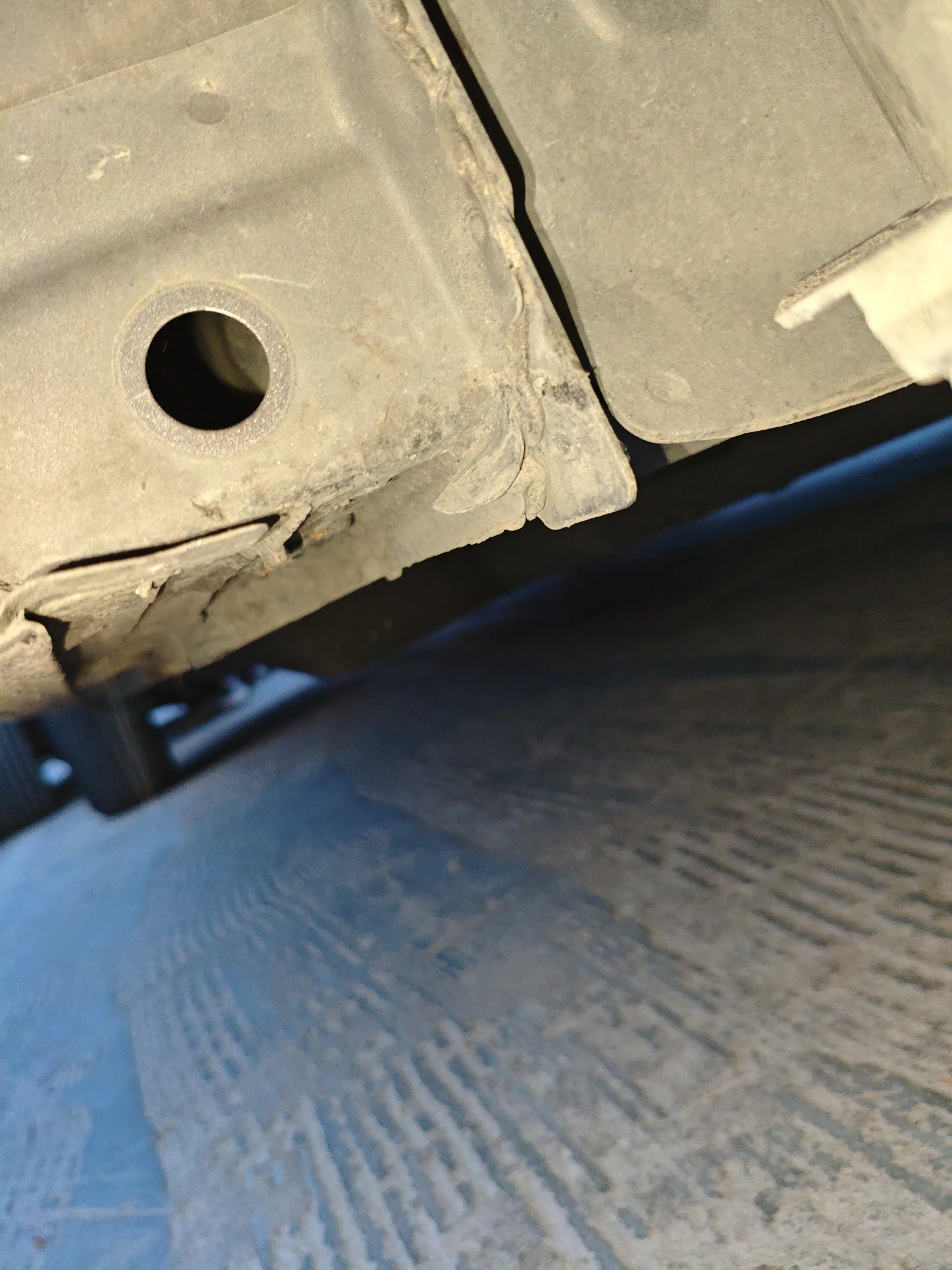 Стойка A справа, шов: деформация