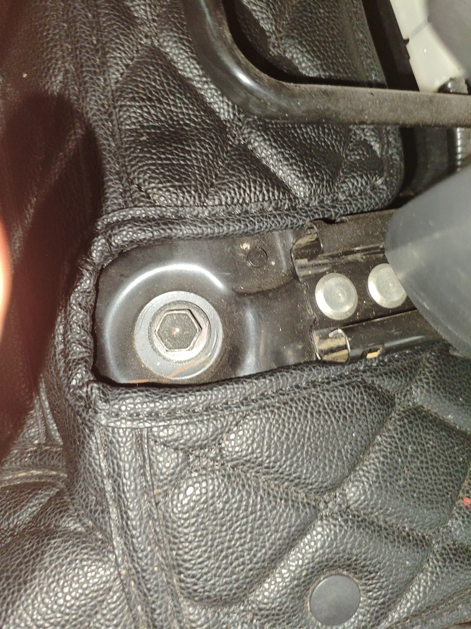 Салазки сиденья водителя: следы демонтажа