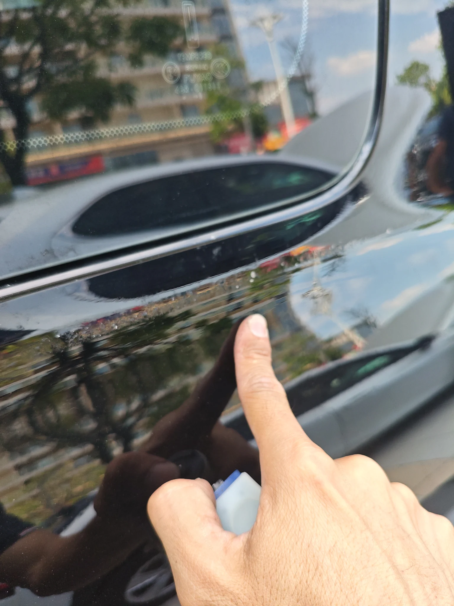 Заднее правое крыло: царапина