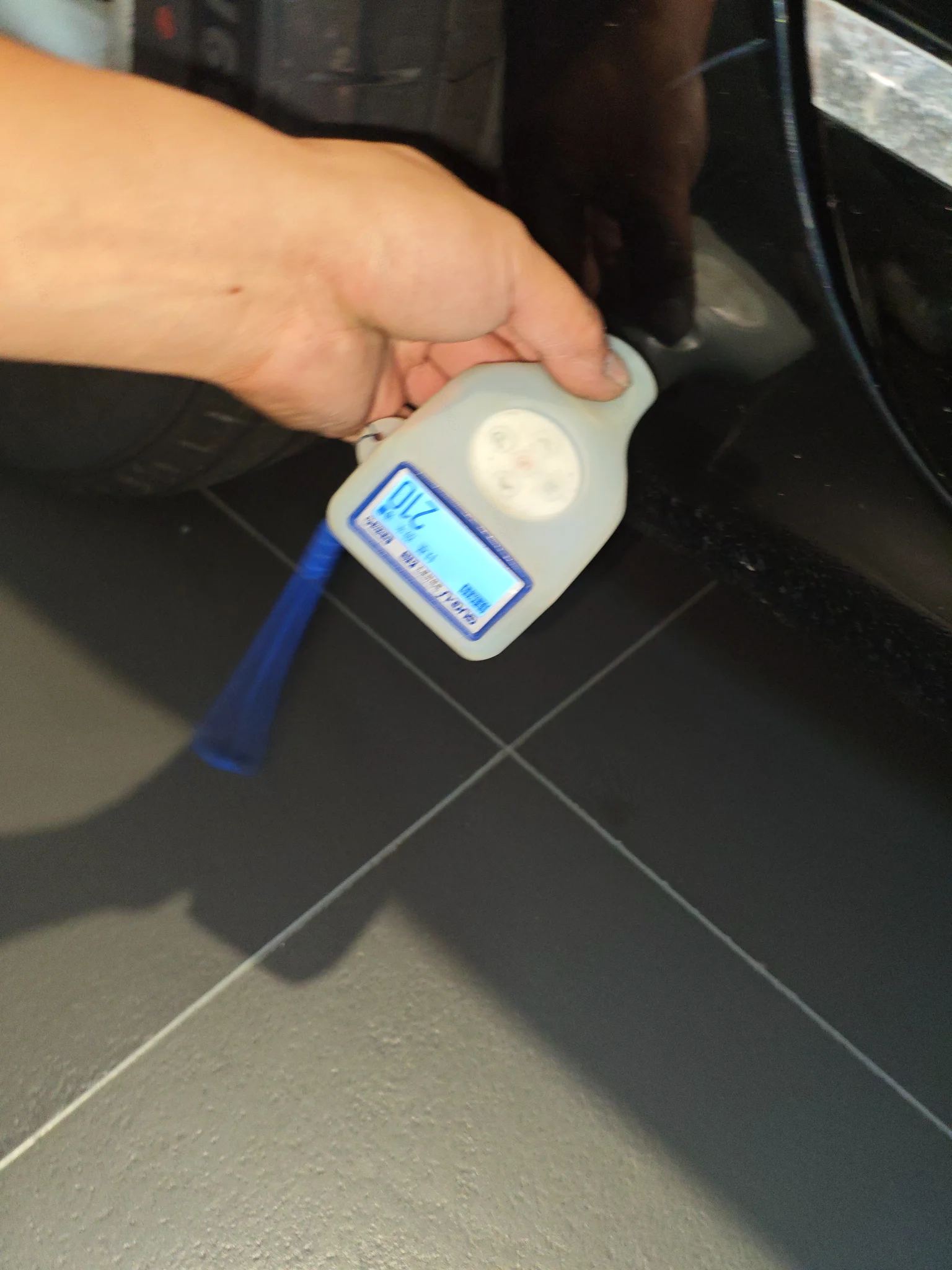 Правый порог: окрашен