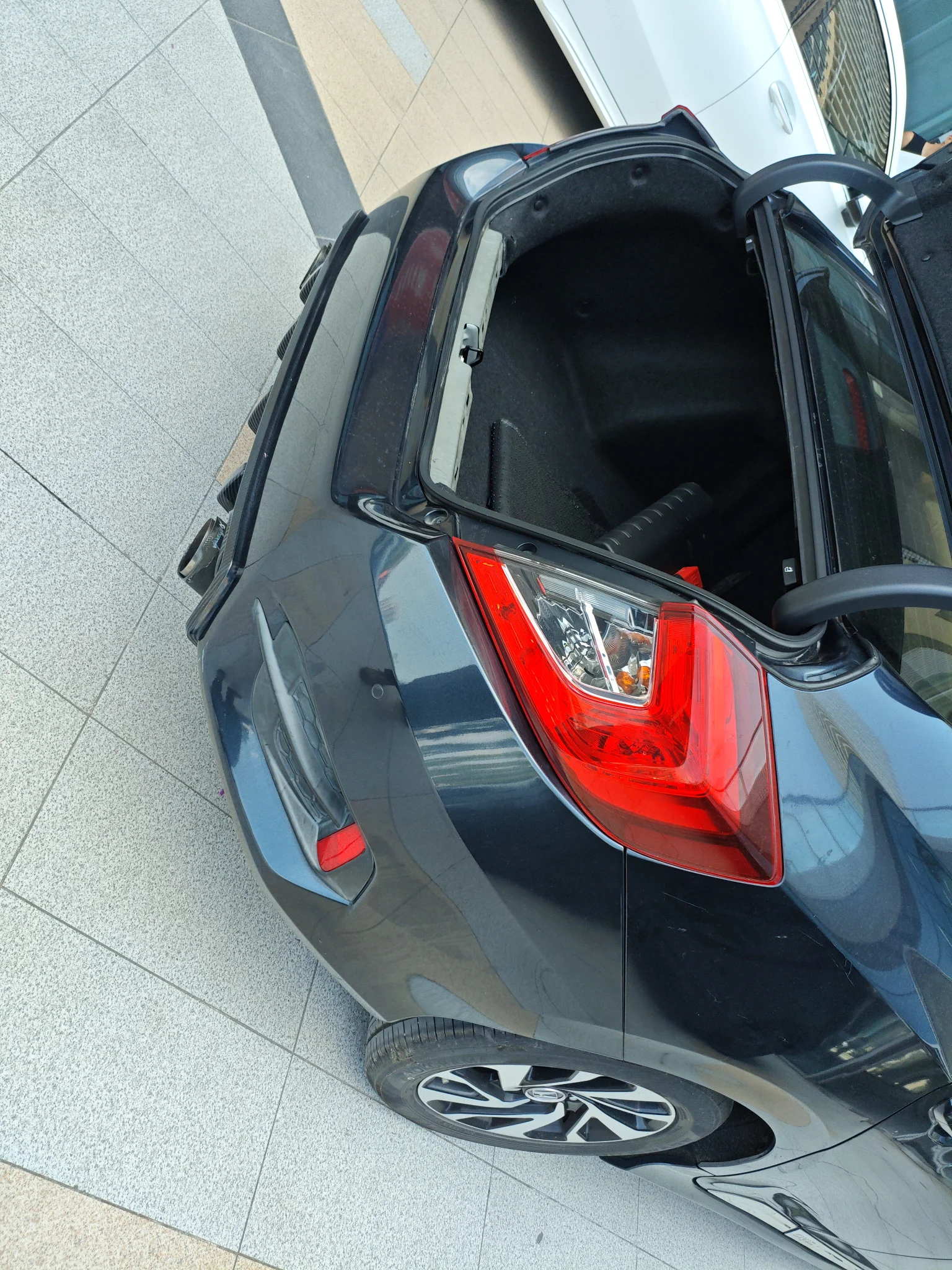 Задний бампер: окрашен