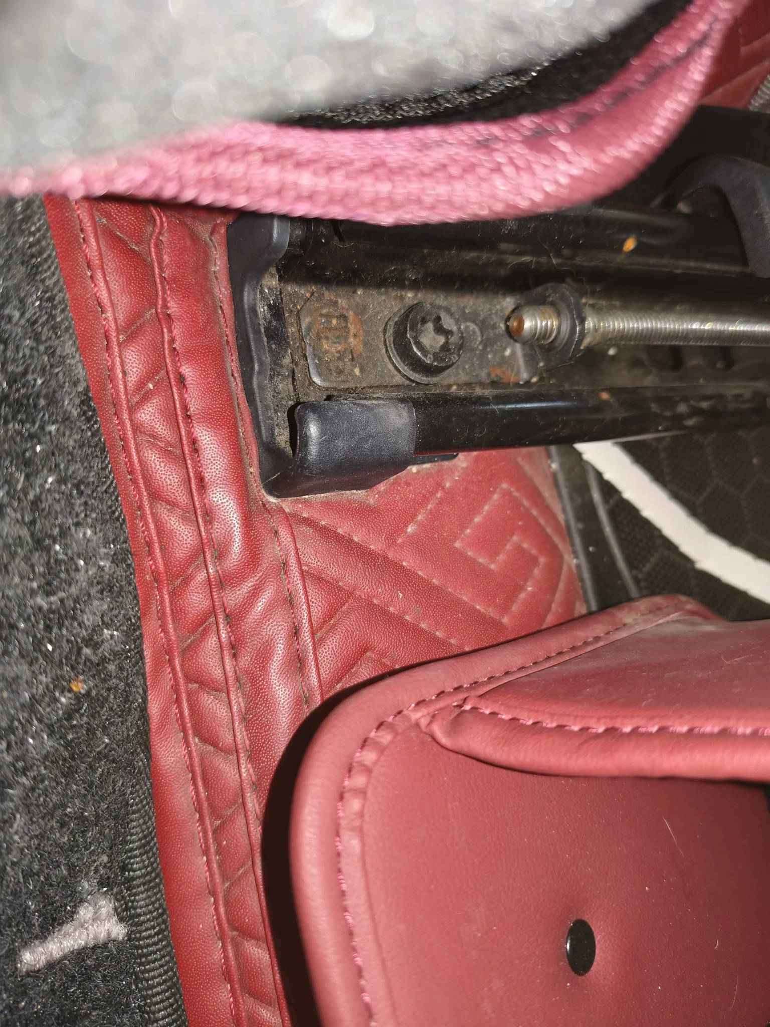 Салазки сиденья пассажира: следы демонтажа