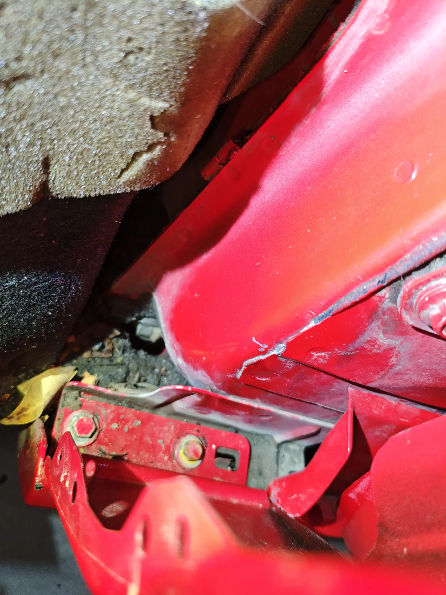Стойка A слева, шов: деформация