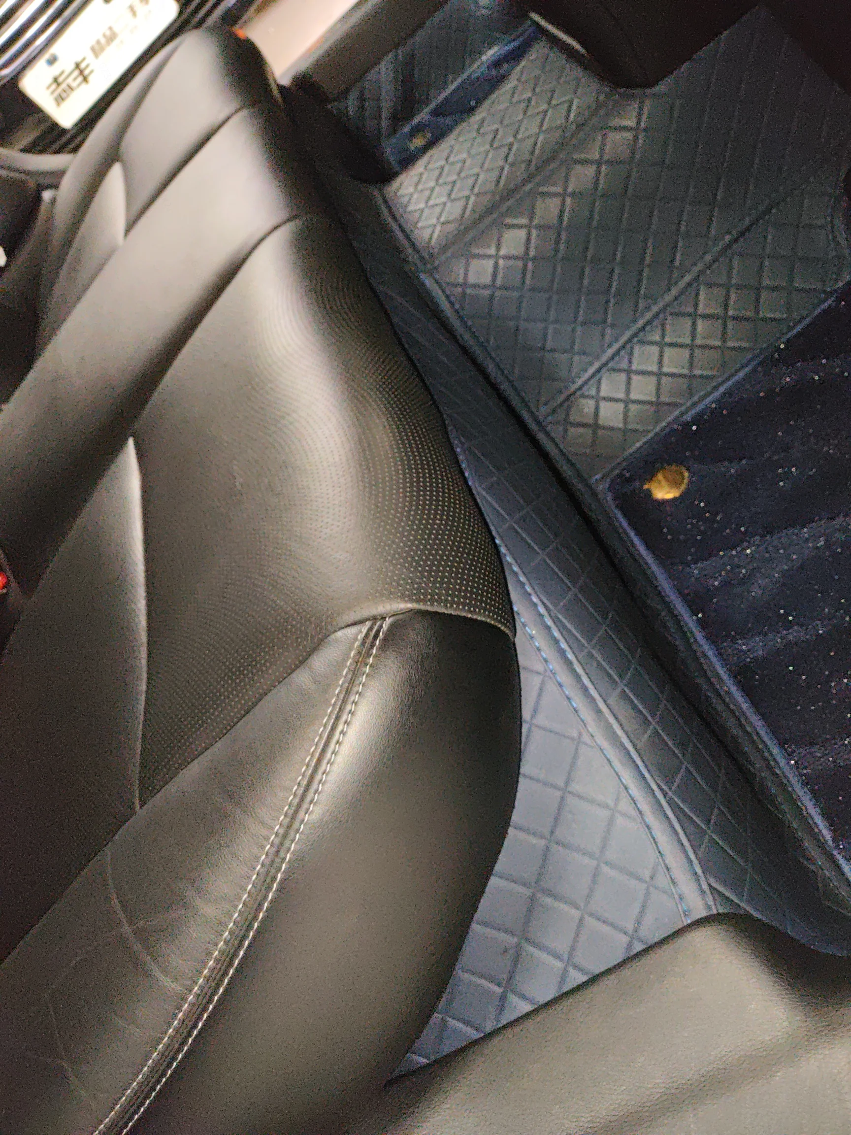 Задние сиденья: следы демонтажа
