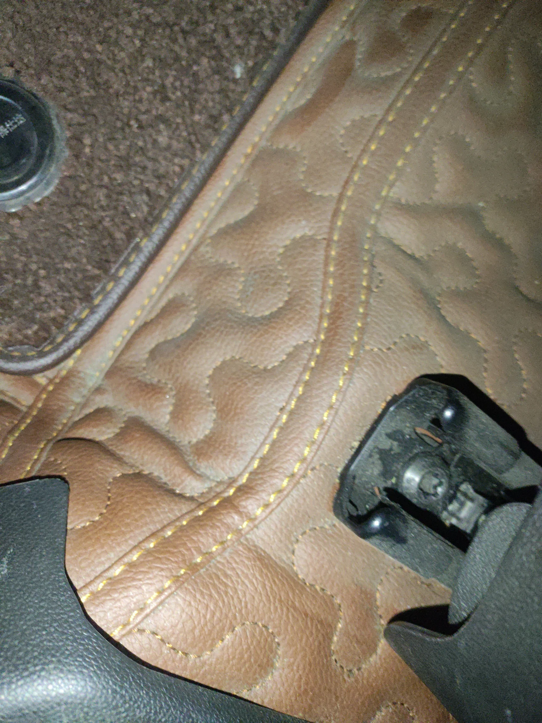 Салазки сиденья водителя: следы демонтажа