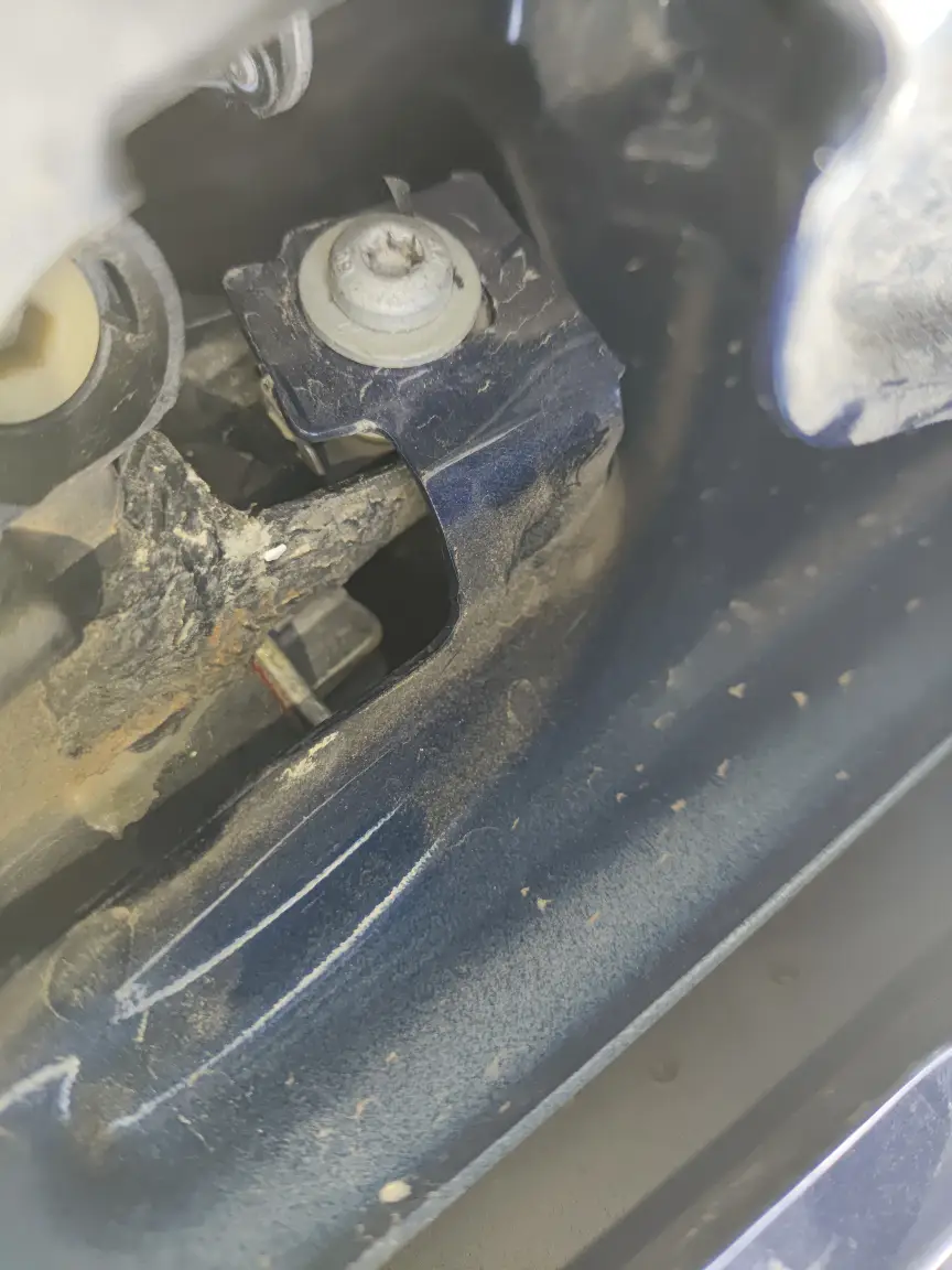 Подкрылок передний левый: деформация