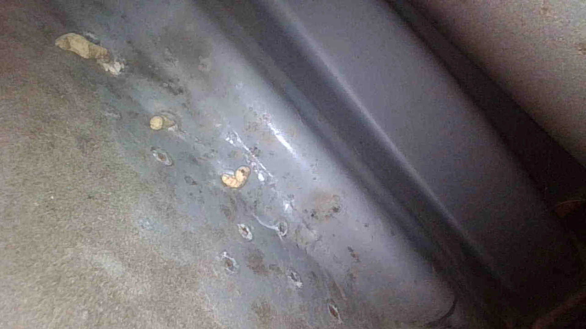 Правый порог: окрашен